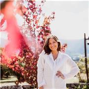 Médica especialista con experiencia en docencia universitaria y apoyo escolar